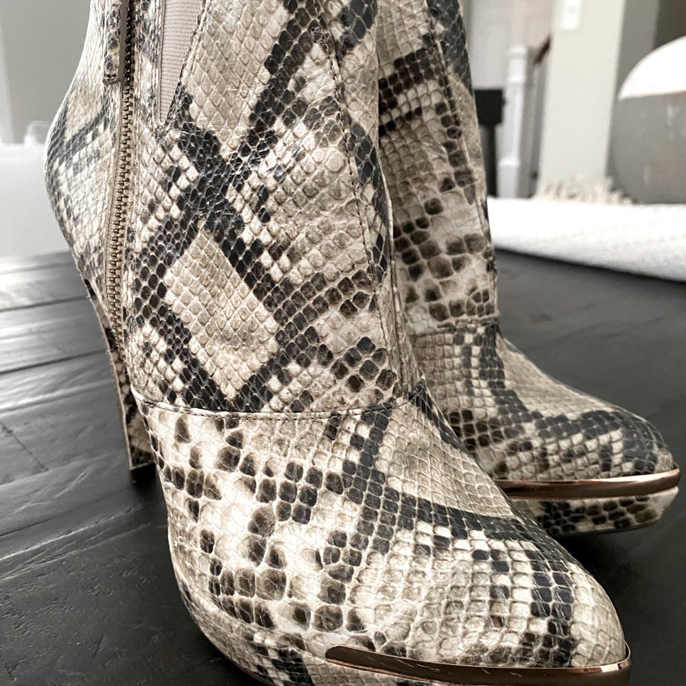 Herve Leger Womens Mercer Beige Leather Booties size 9